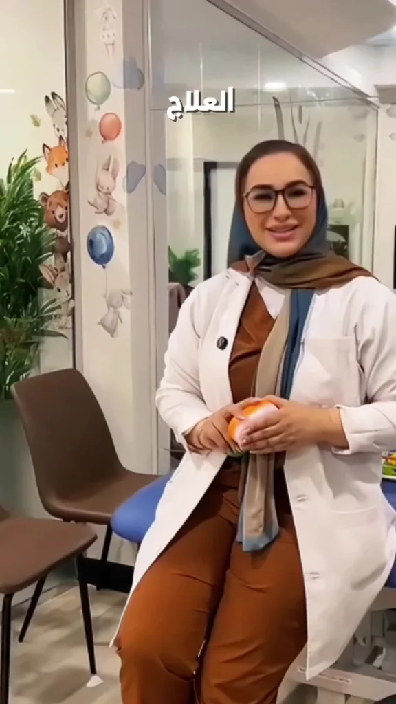 أخصائية في غرفة تأهيل الأطفال بالمركز