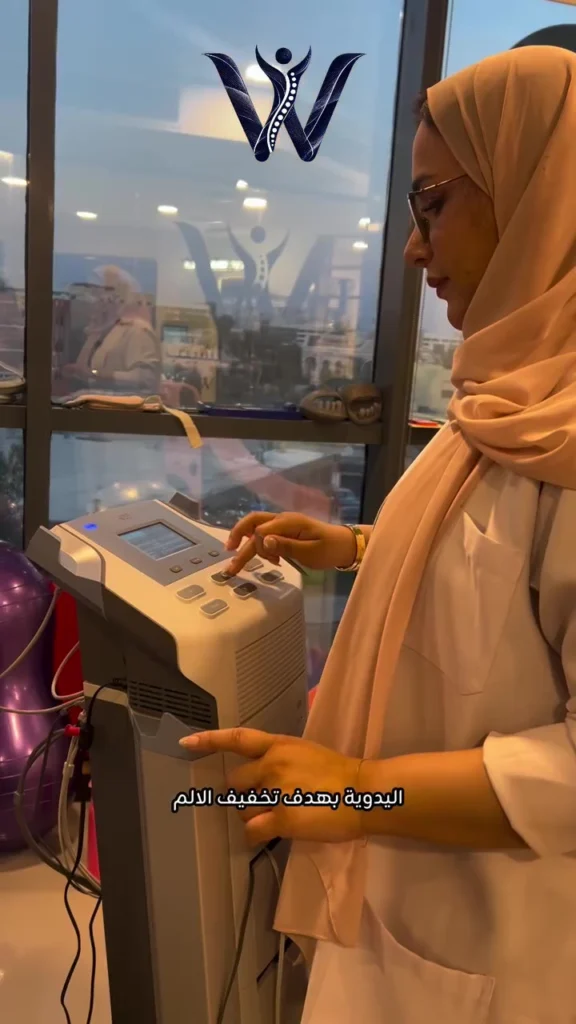 أخصائية تضبط جهاز العلاج في المركز